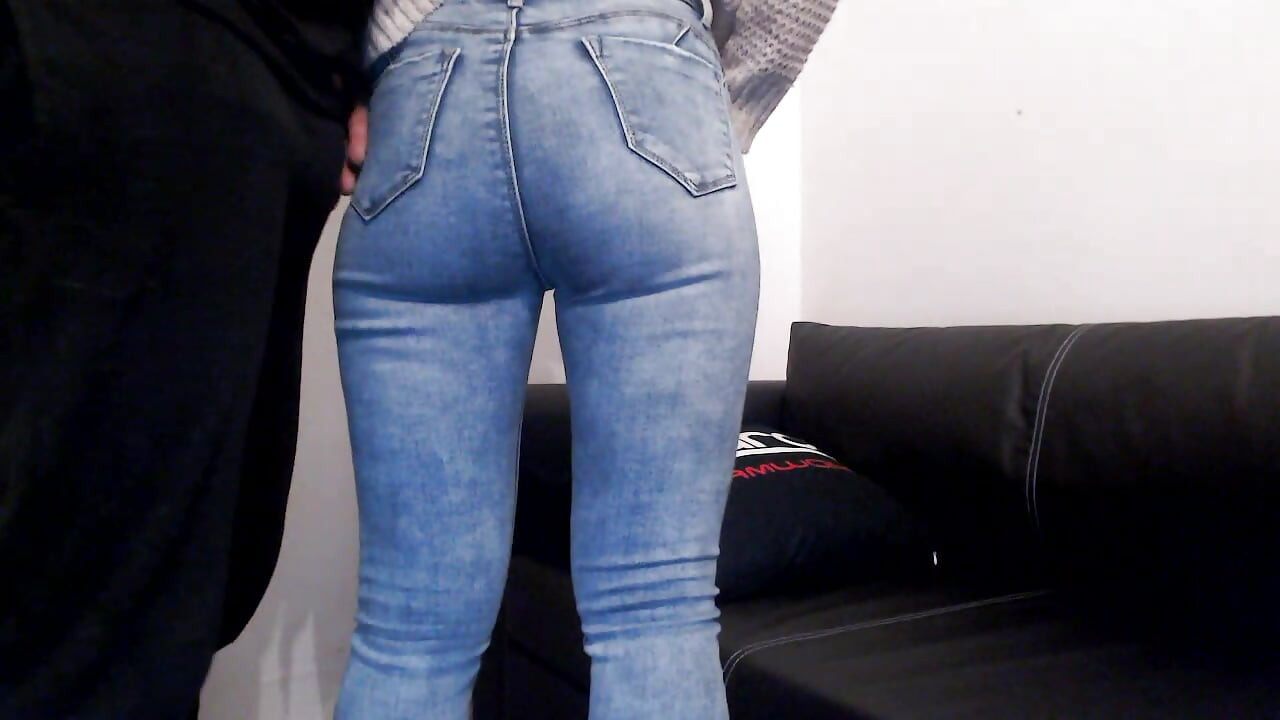 素人の尻をまさぐり、青いジーンズで膣を指で愛撫する