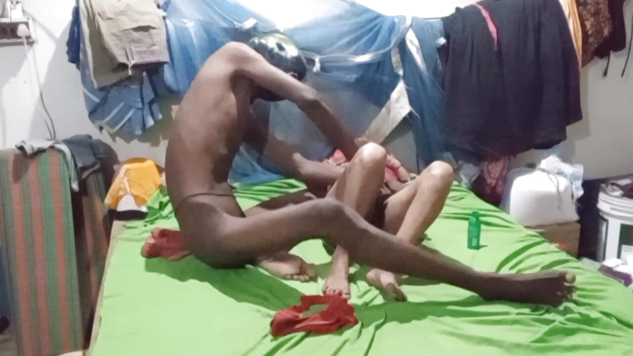Padosi desi aunty ki chut mein ungali kiya bade maje se
