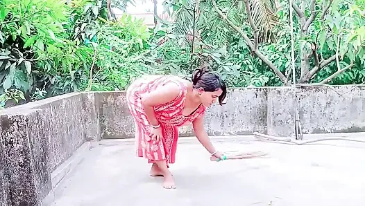 Pati ke bahar jane ke baad Bhabhi ne naya brah lene ke bahane ghar me bula kar kiya sex