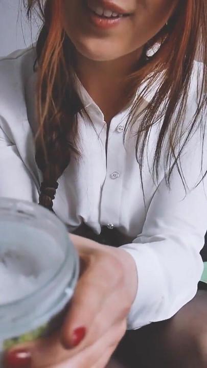 Känslomässigt ögonblick från "ASMR JOI - assisterad onani terapi."