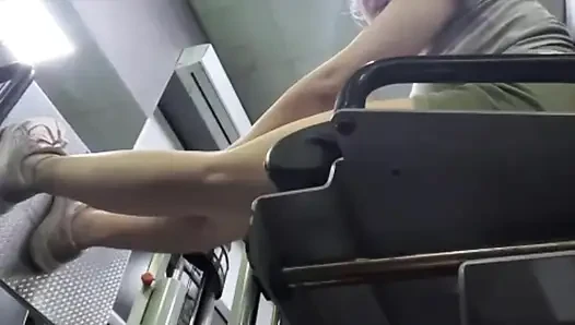 Jucielussie lagi olahraga di gym