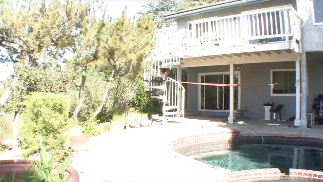 美しいブルネットのためにソファに乗る