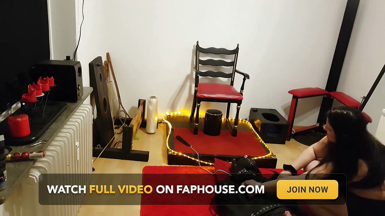 Curvy Dominatrix Delivers Facesitting to Her Leather Slave