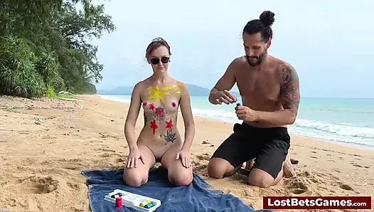 Azgın bir çift plajda striptiz tic tac toe oynuyor