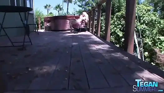 Pinker hase auf der Terrasse