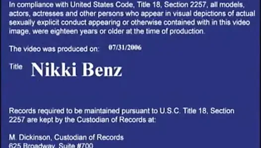Nikki benz dövmeleriyle kanepede sikişiyor