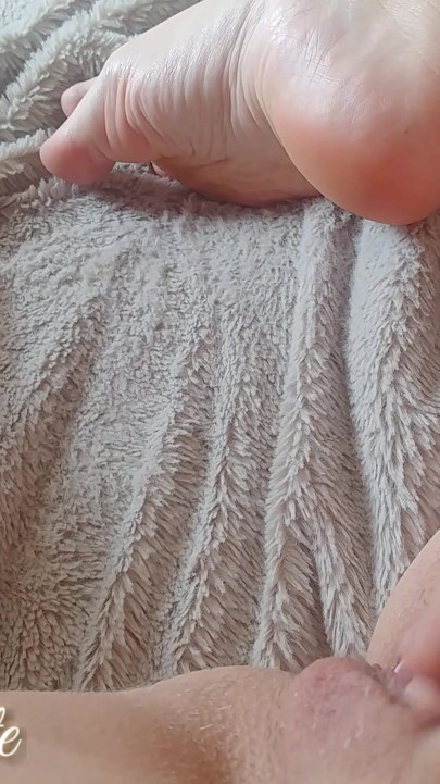 Інтенсивний оргазм у шовковистих трусиках з мастурбацією (мокра пизда)