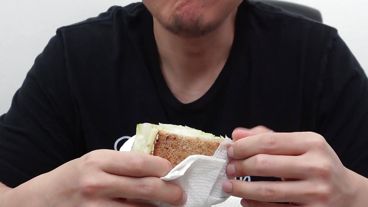 ASMR Azijski tip jede sendvič s doručkom