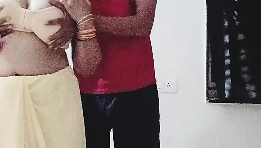 Riya Bhabhi sedang menyapu rumah tuannya, pemiliknya melakukan hubungan seksual dengan berbicara seksi.