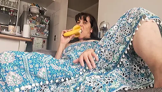 MILF bestraft ihre haarige muschi mit sanften schlägen