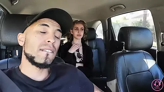 Gadis ini lagi asyikan di dalam mobil waktu lagi liburan