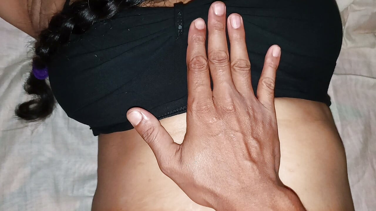 Bengali kaunis kiimainen kylä bhabhi, soitti minulle yöllä klo 1 huoneessaan ja koko yön seksiä bhabhin kanssa.