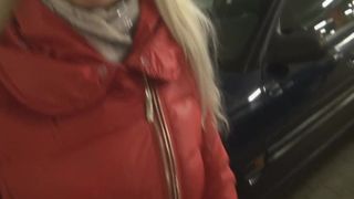 Schönheits-Blondine in der Blowjob-Garage