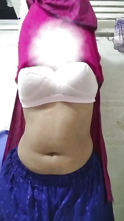 옷을 갈아입고 겨드랑이를 보여주는 거유 소녀