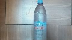 Evian scopa con la bottiglia
