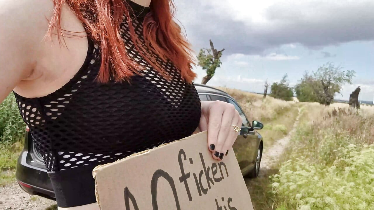 Roodharig goth meisje wordt geneukt in de auto na het festival