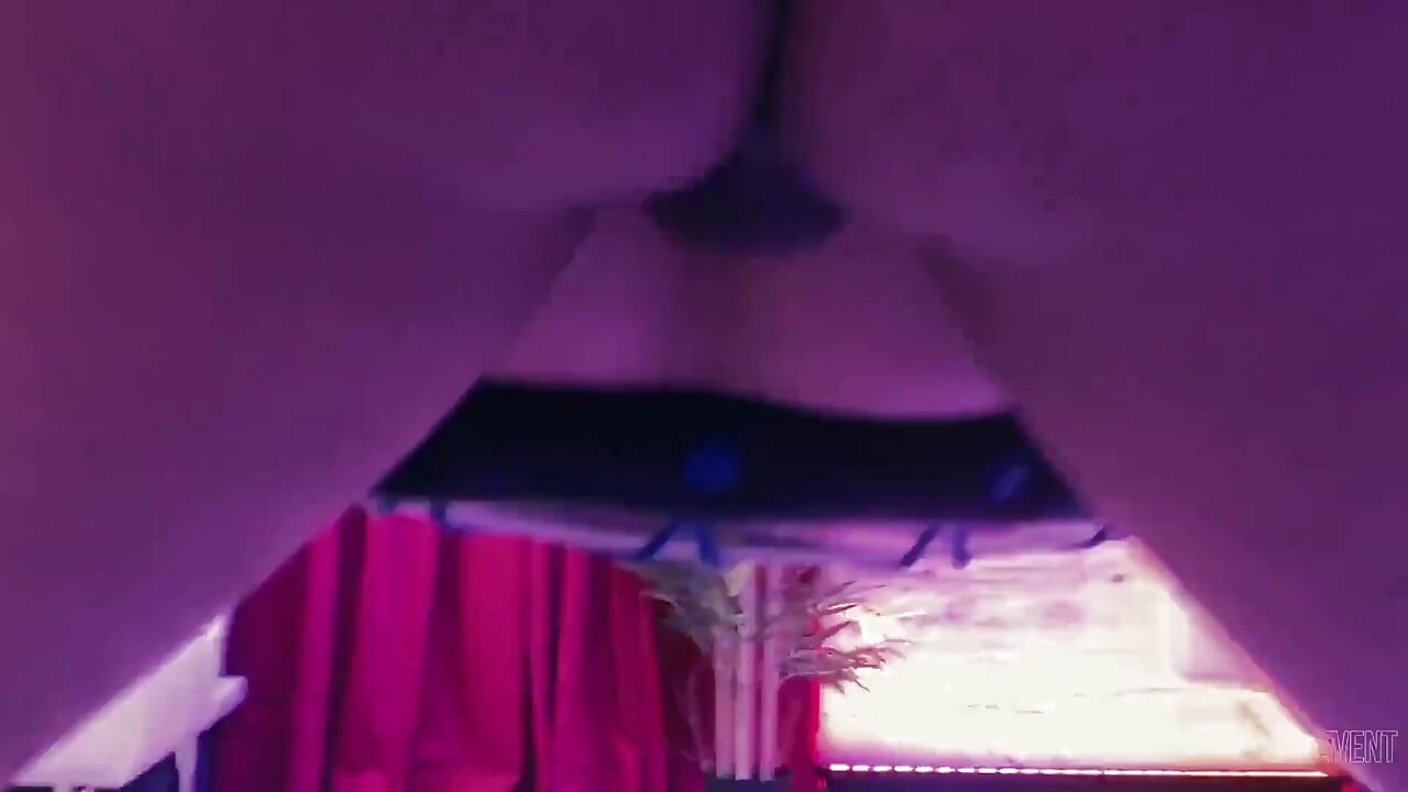 Nia โดนเย็ดสามรูแก้ผ้าในแพ็ค