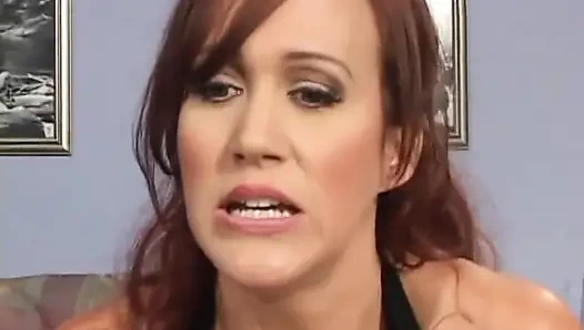 Sexy milf mit roten haaren und dicken möpsen fickt in dogging-position