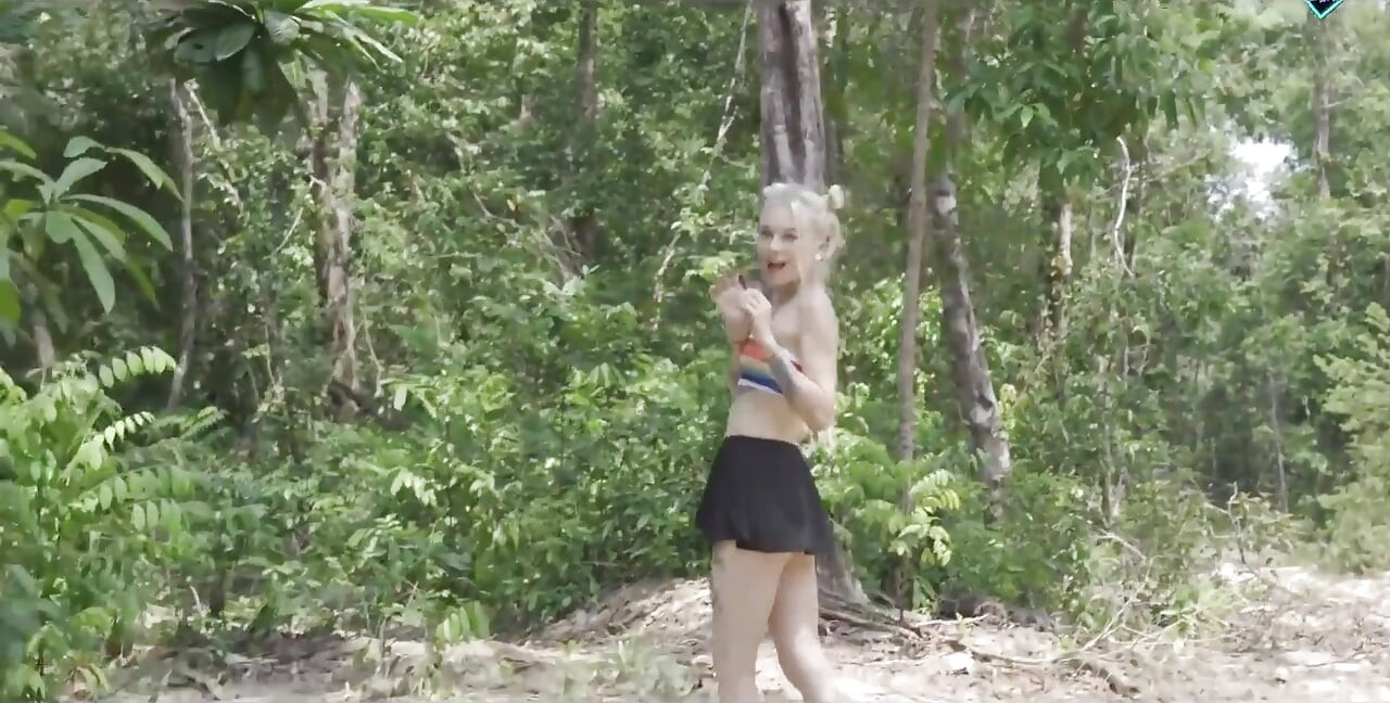 Soczyste obciąganie w lesie z gorącej blondynki z spust w ustach!