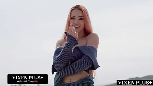 Vixenplus kızıl saçlı küçük ejderha mükemmel götünü açıyor