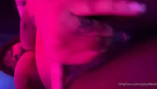 Geiler ebenholz, vollbusiger schlitz stopft ihre muschi mit einem riesigen dildo