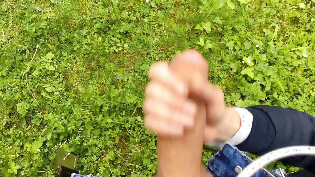 和我的继兄弟在公园里的一天 - 吮吸, 一起撸管, 射精