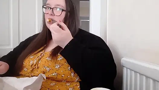 İri güzel kadın ssbbw göbek balık ve cips dolduruyor