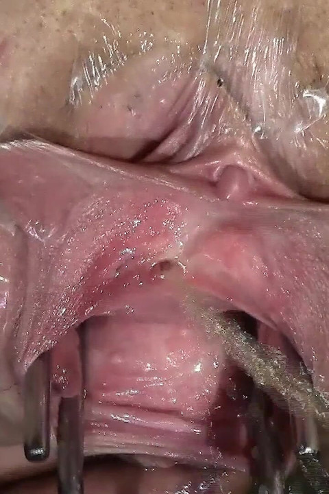 遠くに広がった膣はさらに開き、ディルドが近づいて中を覗き込み、噴き出した