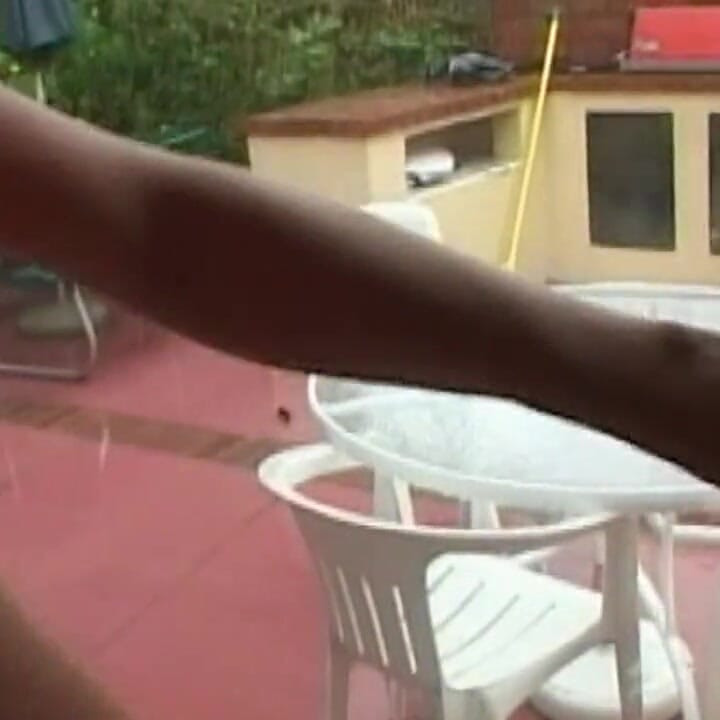Reife blonde MILF zeigt behaarte muschi in gewagten orten im freien