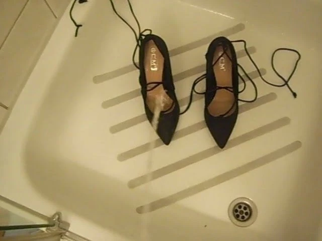 HEELS MIT PISSE GEFUELLT