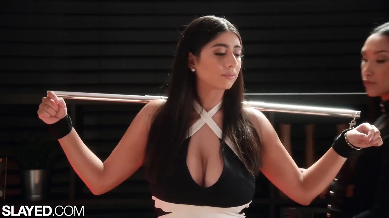 被杀的Violet Myers把她的天然巨乳交给Vicki Chase