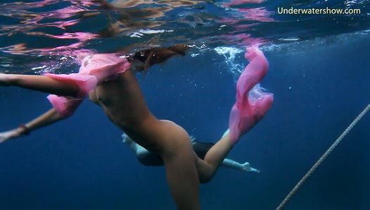 Monica dans la piscine et les filles dans la mer