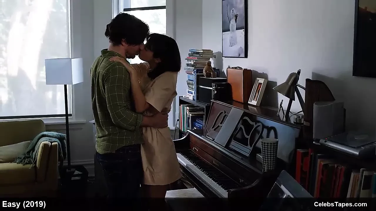 Kate Micucci和Malin Akerman裸体和热辣3P性爱场景