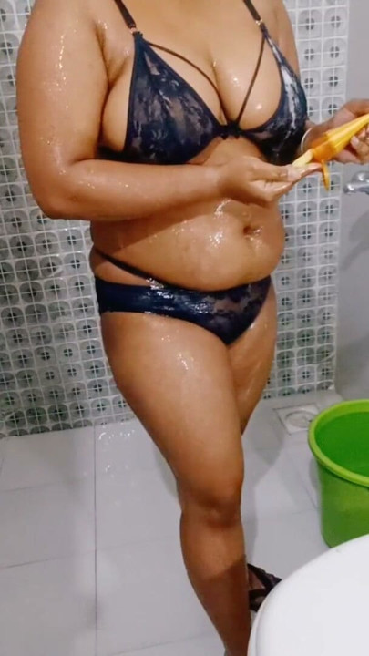 Bain, partie 1, ma belle demi-sœur se montre dans le bain lors d’un appel vidéo avec mon ami | Clip 1