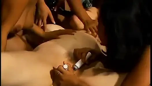 Adegan pesta seks yang luar biasa dengan pelacur lesbian terangsang