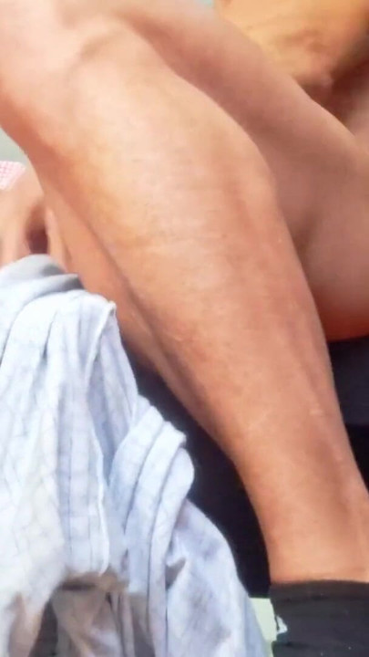 ホットスポーツフィットボーイが椅子の上で巨大なチンポをしゃぎ、イキるまで喘ぐ |クリップ2