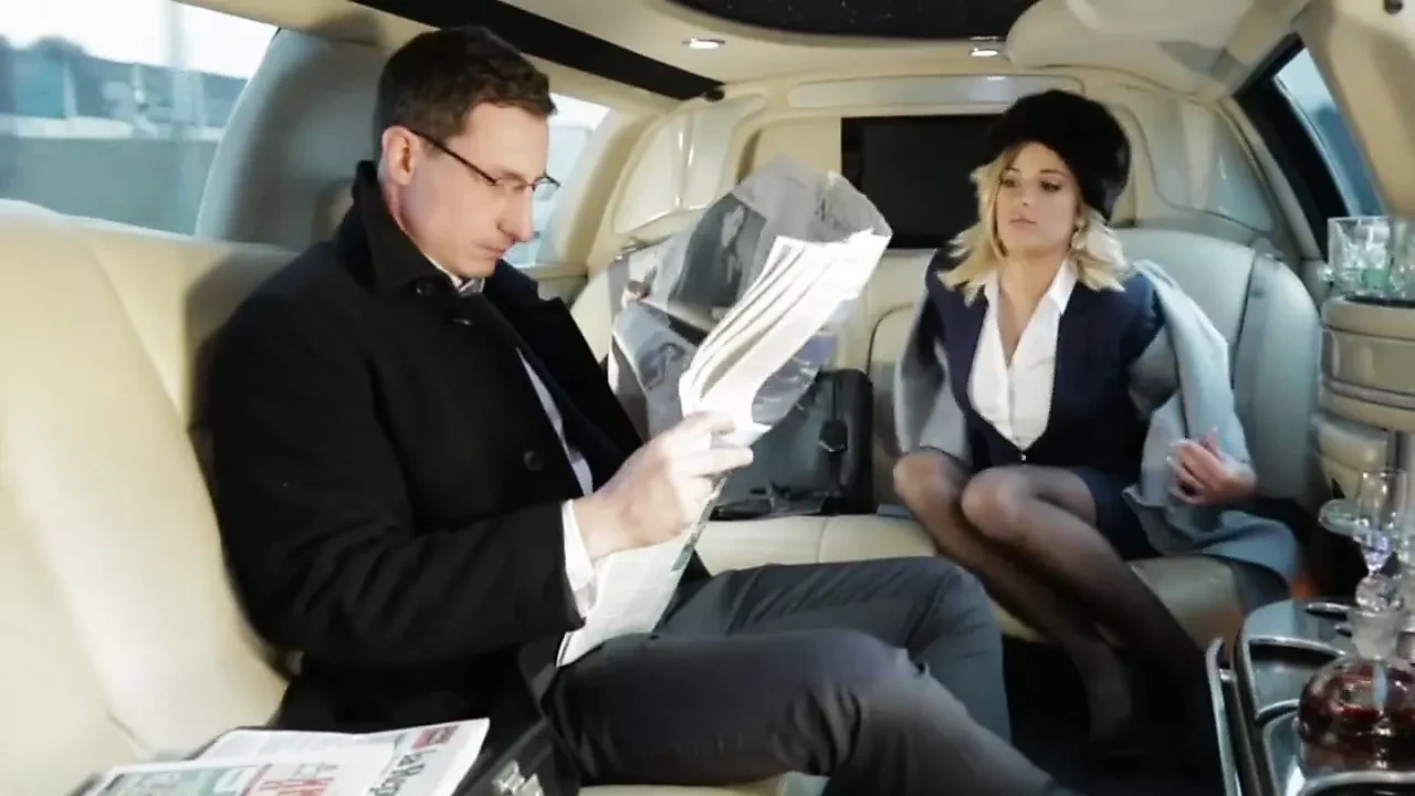 金发女郎在车里被Wxa8Axw干