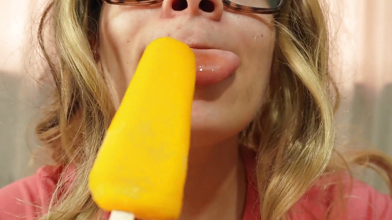 Une demi-sœur indienne suce de la crème glacée et adore la sucer parce que c’est comme sucer une bite, mais pas parce que la glace