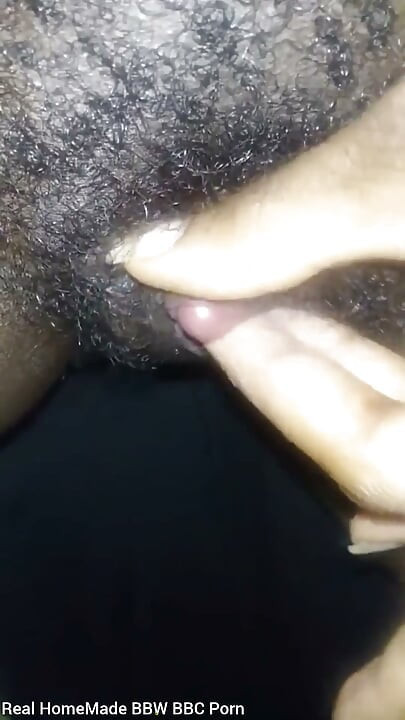 Close-up acariciando minha buceta peluda e peluda