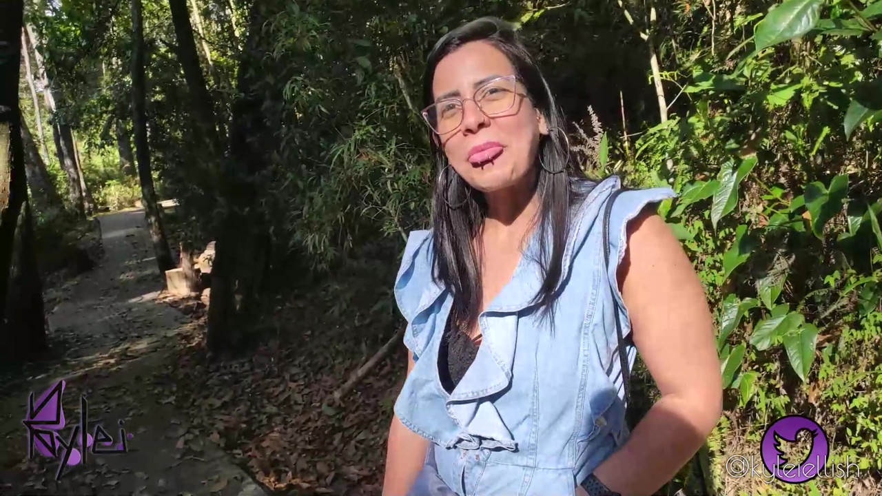 公園で男に出会い、森で彼をしゃぶってファックすることになってしまった！