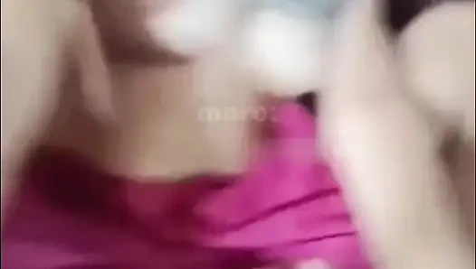 Stiefschwester verführt mich mit ihrer glatten Muschi