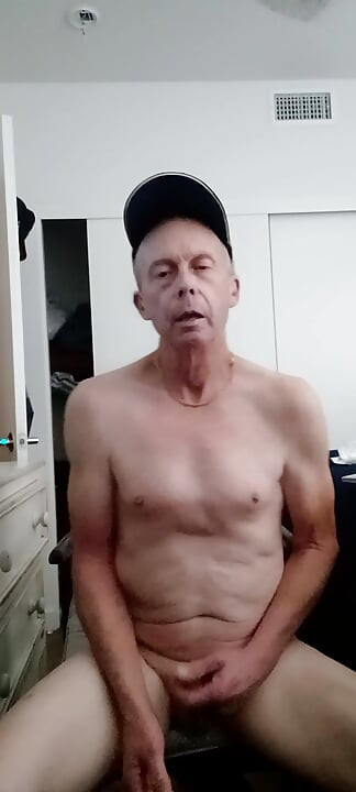 戴上一个项圈，用撸管撸管，裸体出门