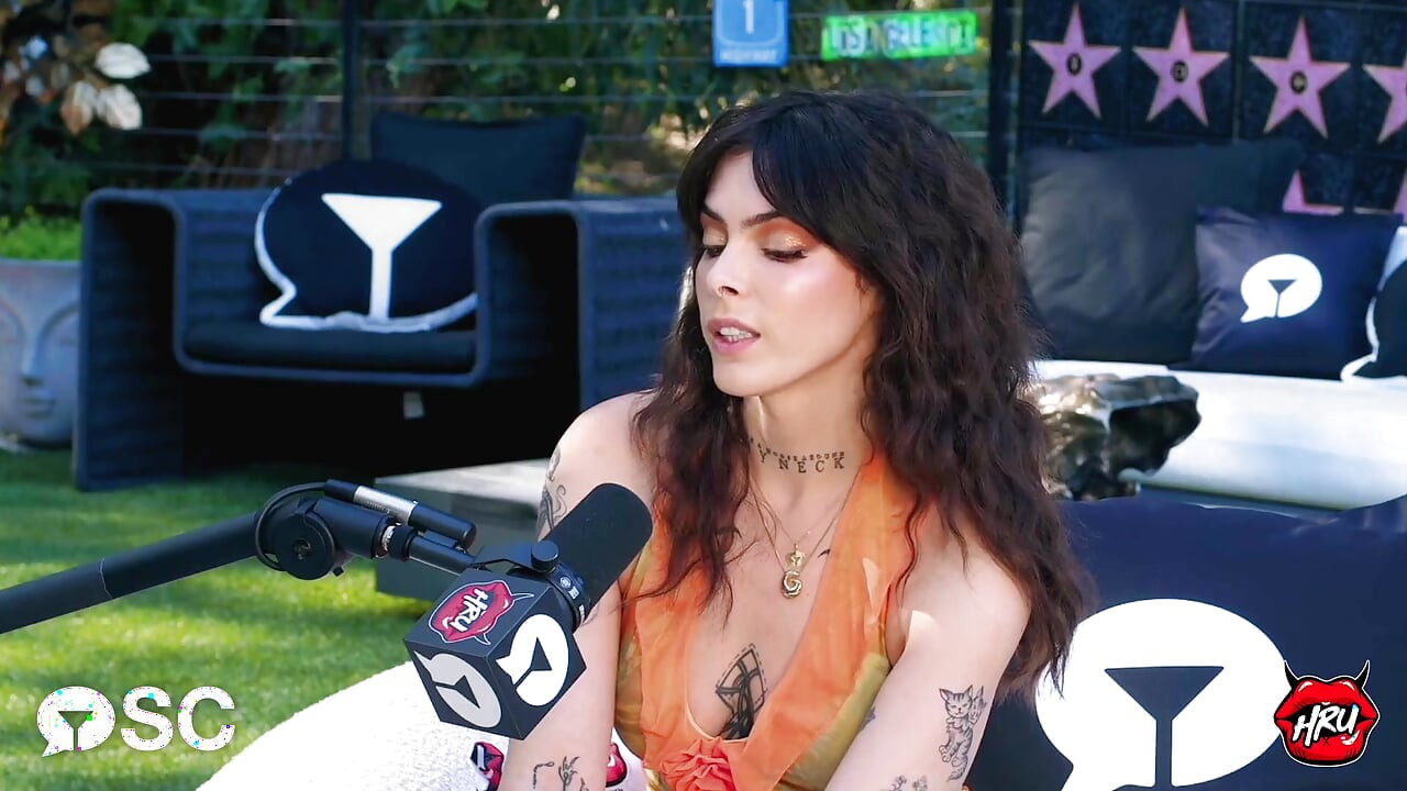 Genna James de inútil para uma das estrelas em ascensão mais quentes da Cam