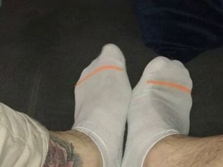 Eski yıpranmış beyaz çoraplar (erkek ayakları)