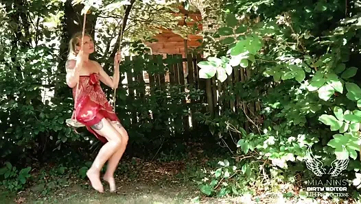 Alter Mann fickt dünne blonde GILF mit schlaffen Brüsten im Garten, spritzt und bekommt Sperma in den Mund