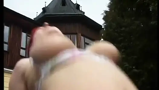 Vollbusige rothaarige schlampe lutscht und fickt großen schwanz im freien