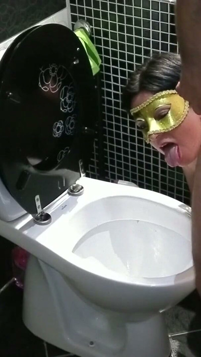 Bbw svärmor suger kuk över toalettskålen och tar hett piss i munnen | Klippa 1