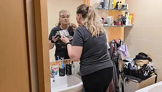 Ich Beobachte, Wie Meine Frau Sich Fertig Macht... Sie Sieht so Gut Aus - Spiegel-make-up-routine