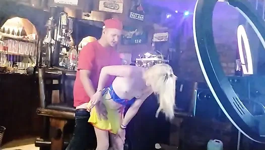 Скучный старик и возбужденная блондинка