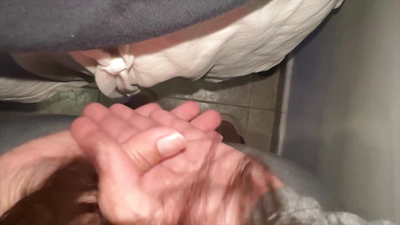 Storrompet jente tar tak i fremmedes kuk